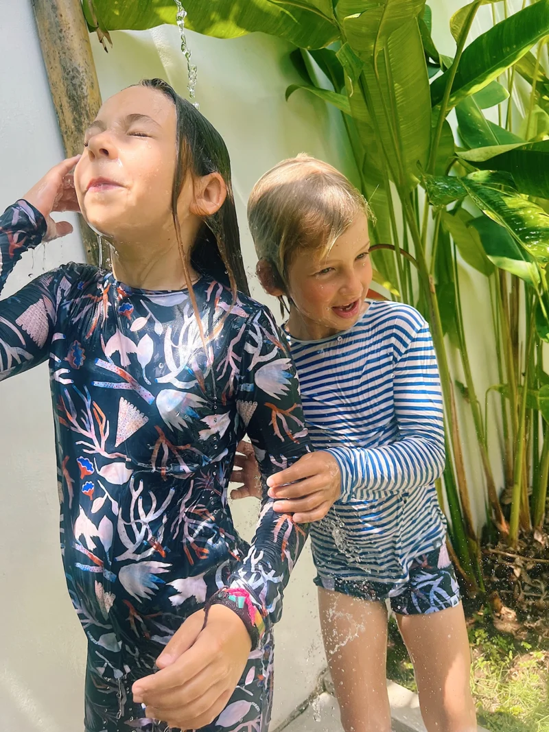 camiseta infantil anti UV