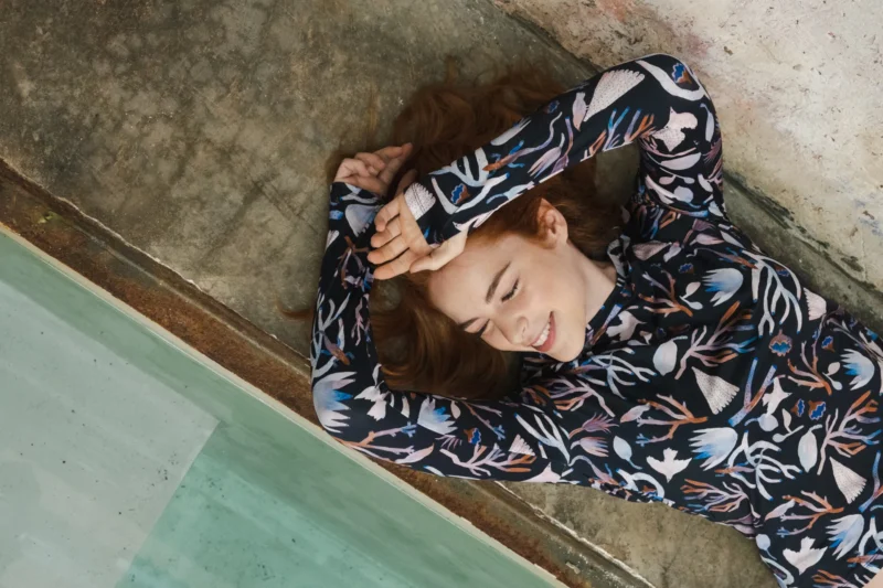 camiseta de proteccion solar mujer