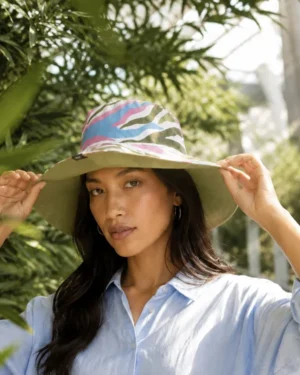 gorro verde y rosa