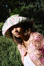 gorro verde y rosa